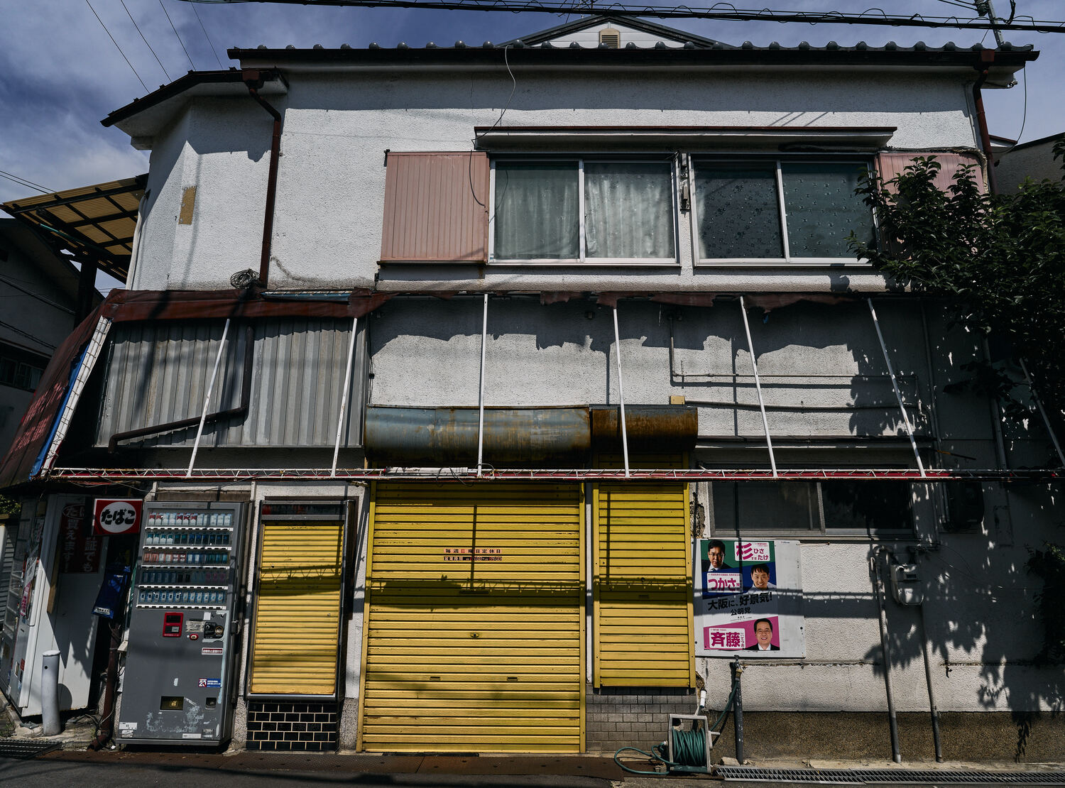黄色いシャッターの建物