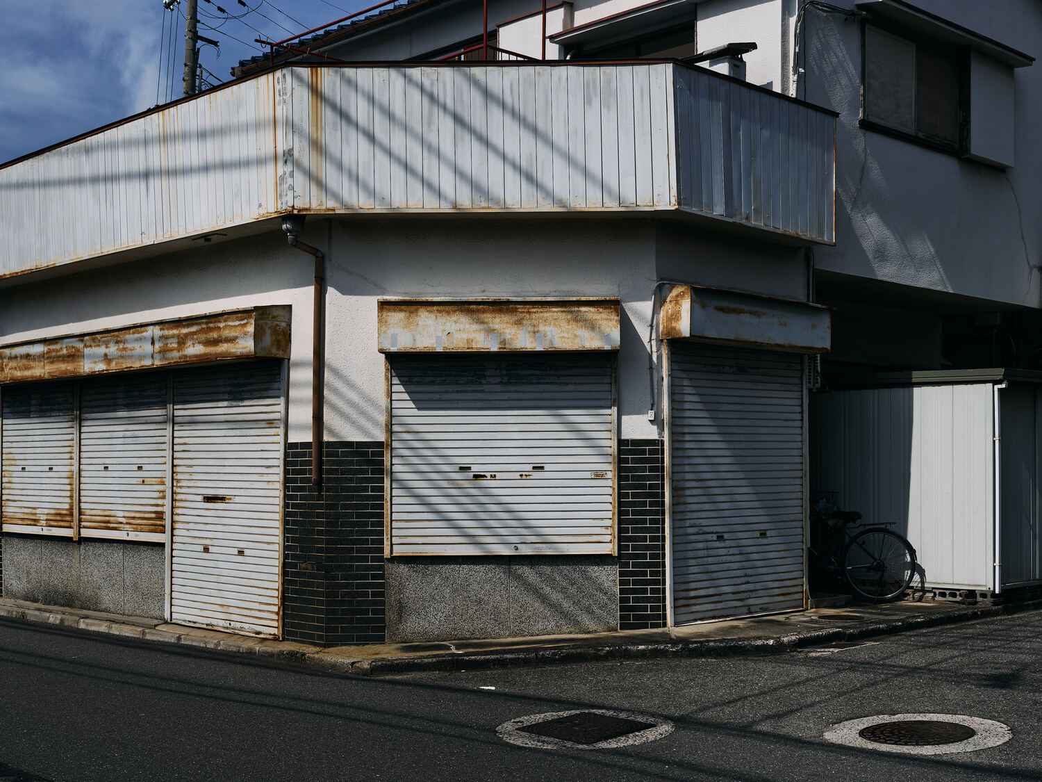 錆びたシャッターと静かな街角