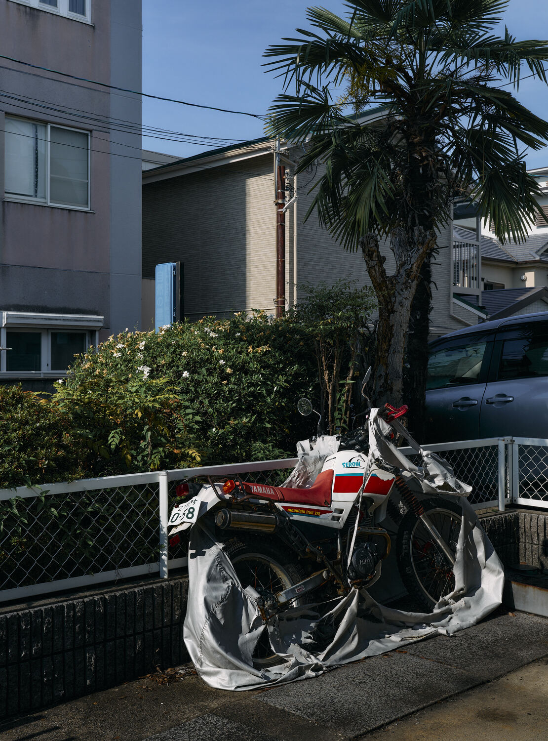 夕日が包む街角のバイク