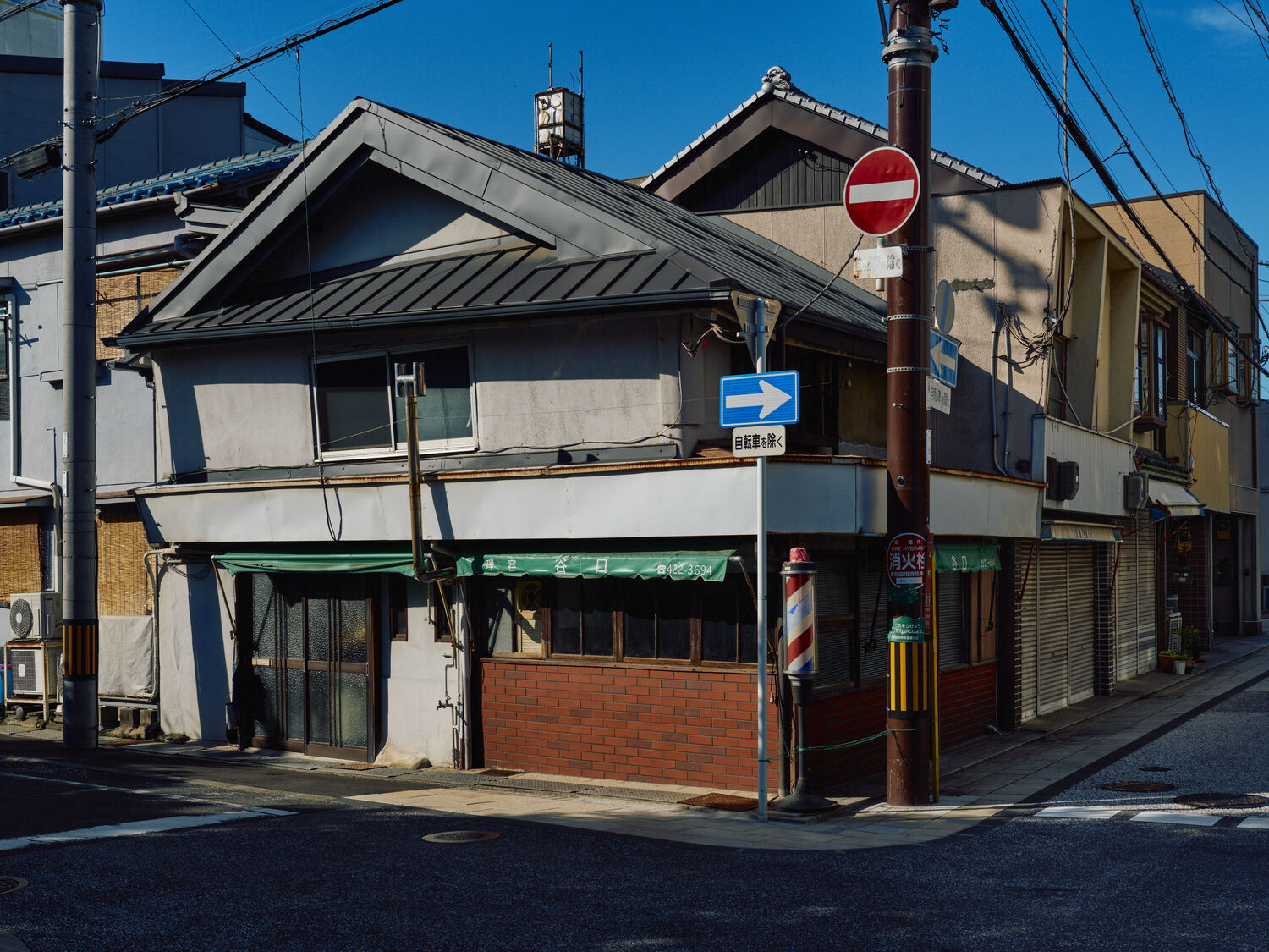 角の理容店が見守る街角