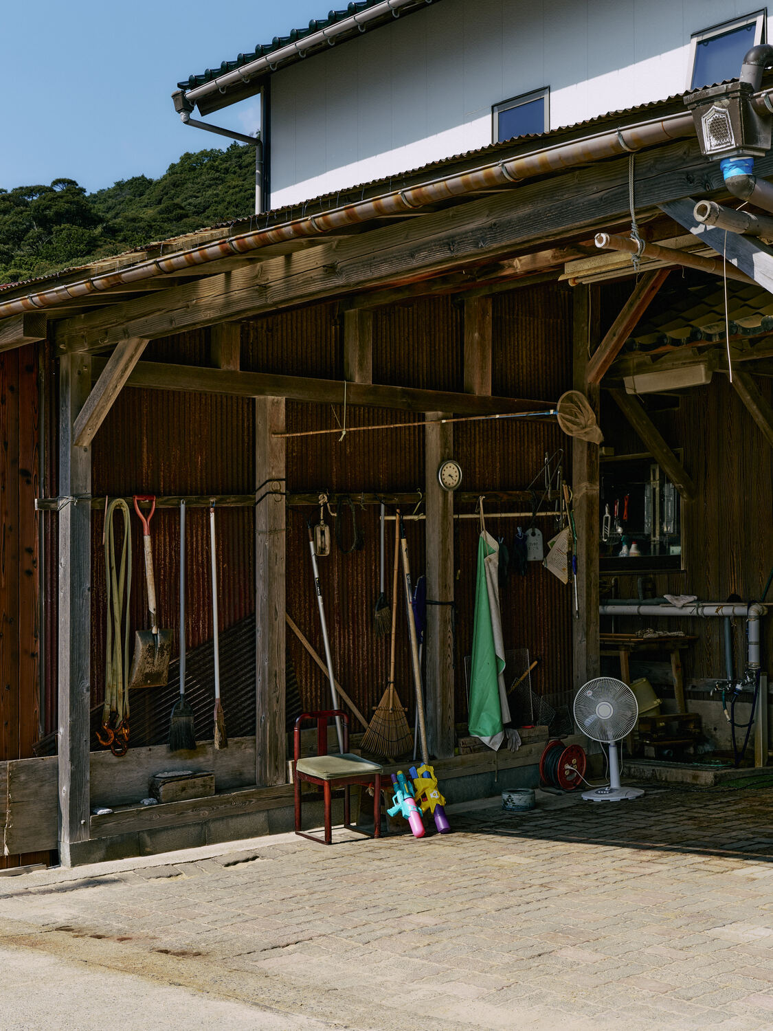 夏の光に重なる暮らしの道具たち