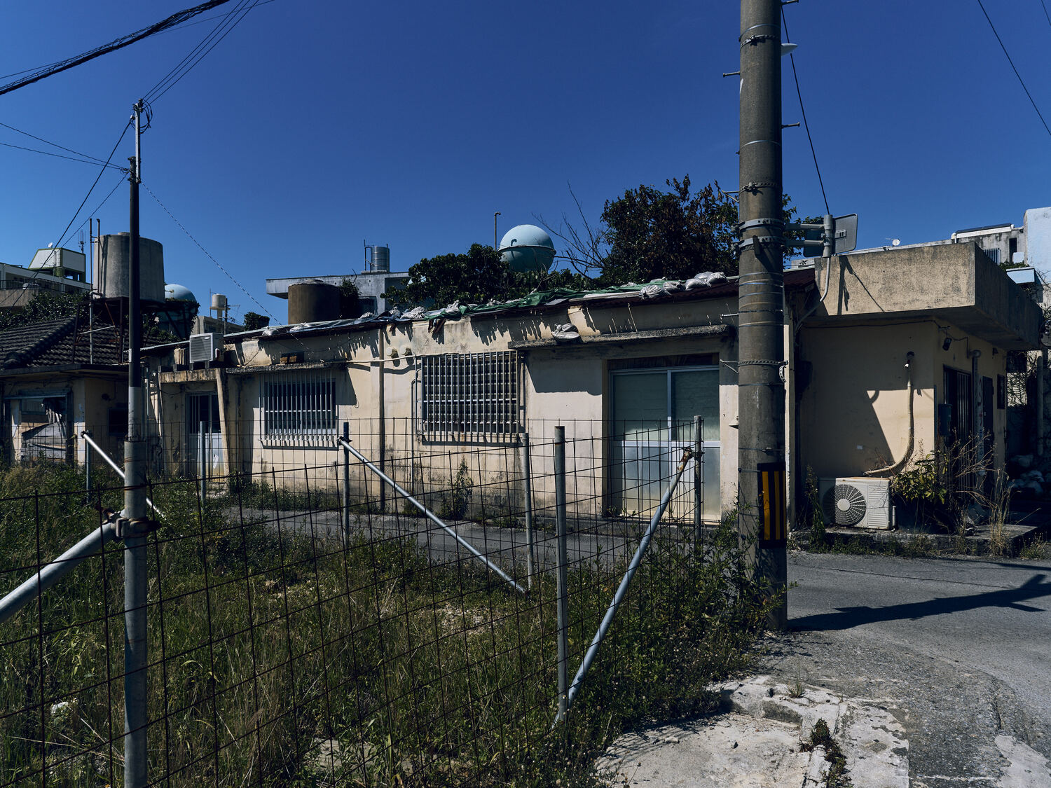 古き色町に残る建物