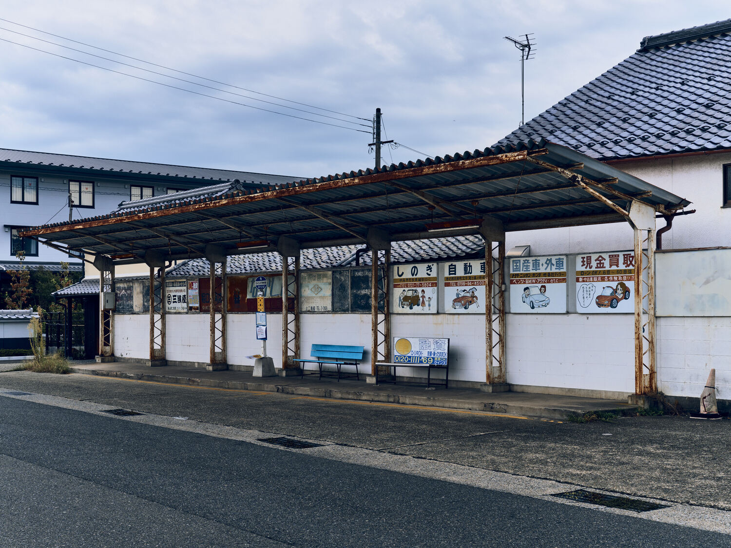 青いベンチが待つ場所