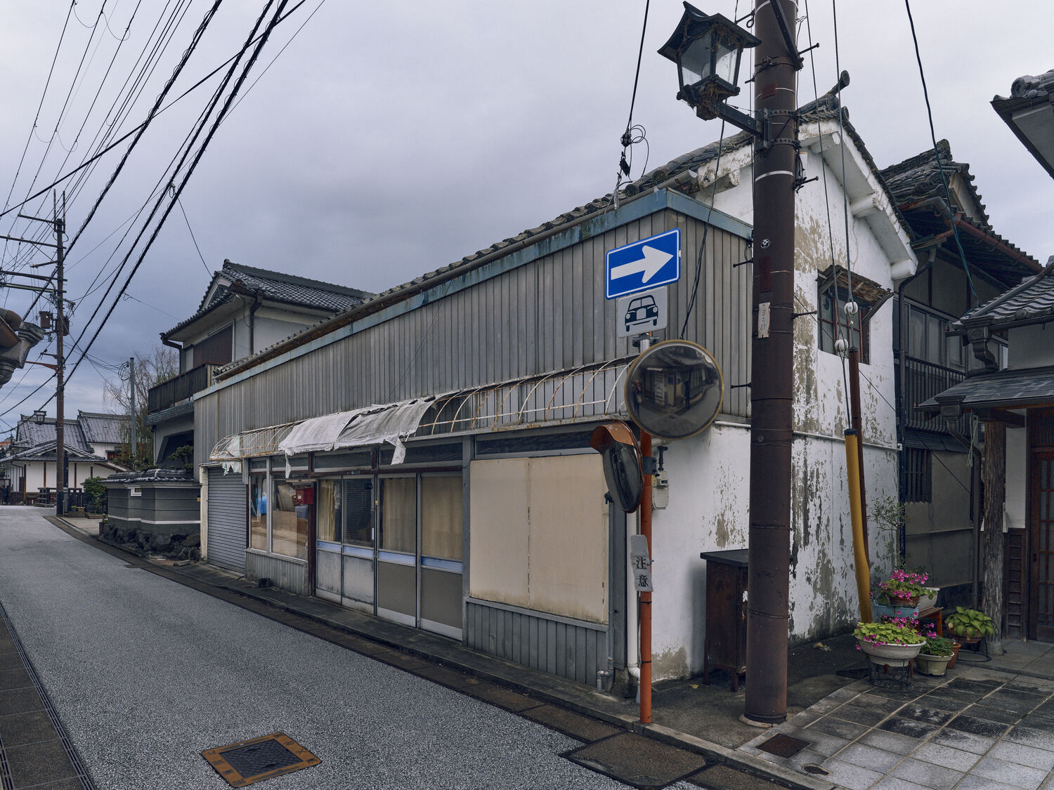 風雨をくぐり抜けた木造建屋