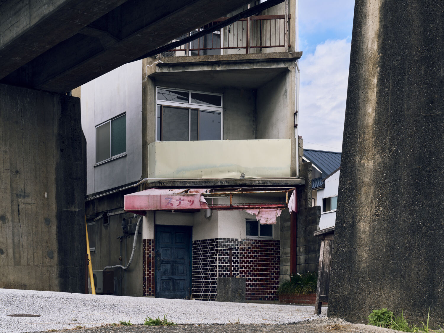 高架の向こう側の色褪せた夜