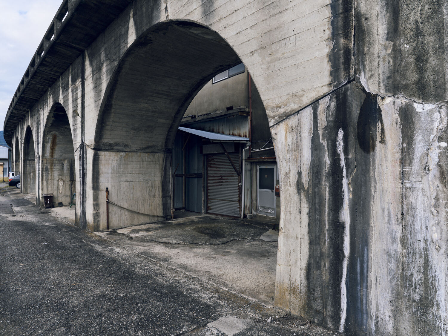 五條の遺構に隣り合う建物