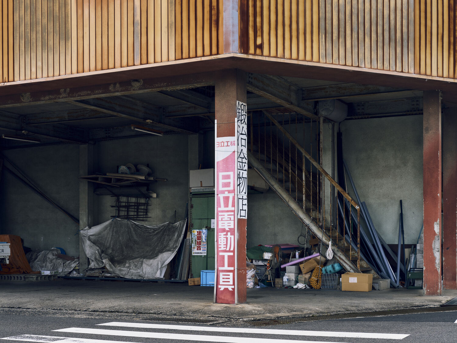 錆色と縞模様に挟まれた作業場