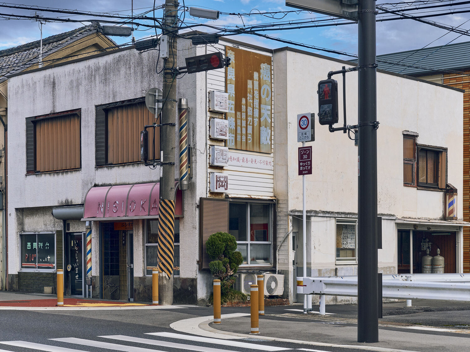 交差点に位置する理容室の戦い