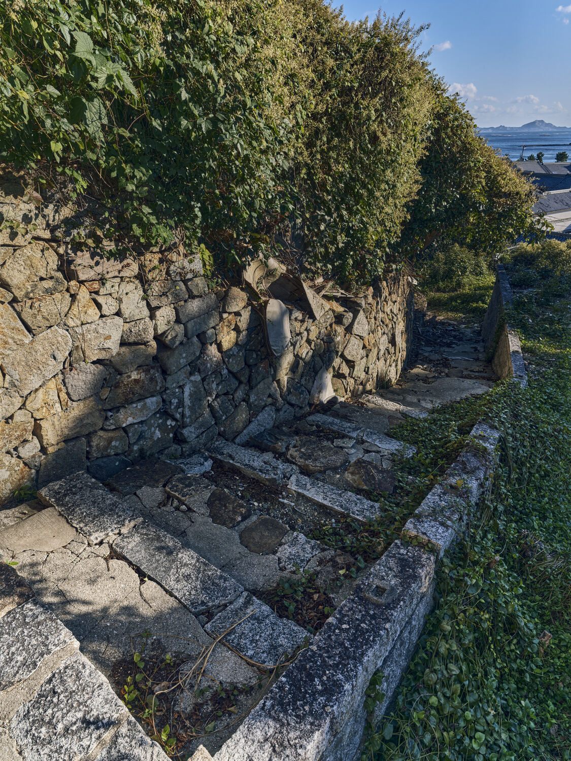 海へ続く石の階段