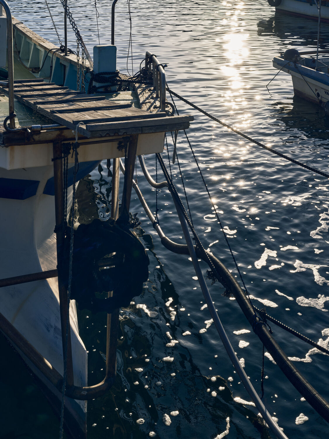 西日に銀めく坂越の船