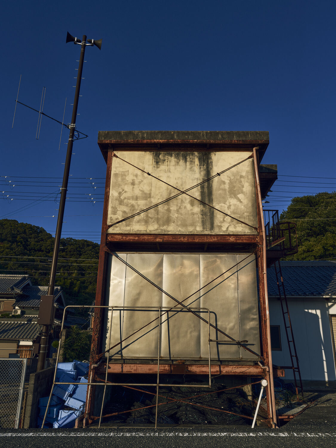 鉄骨とコンテナによる構造物