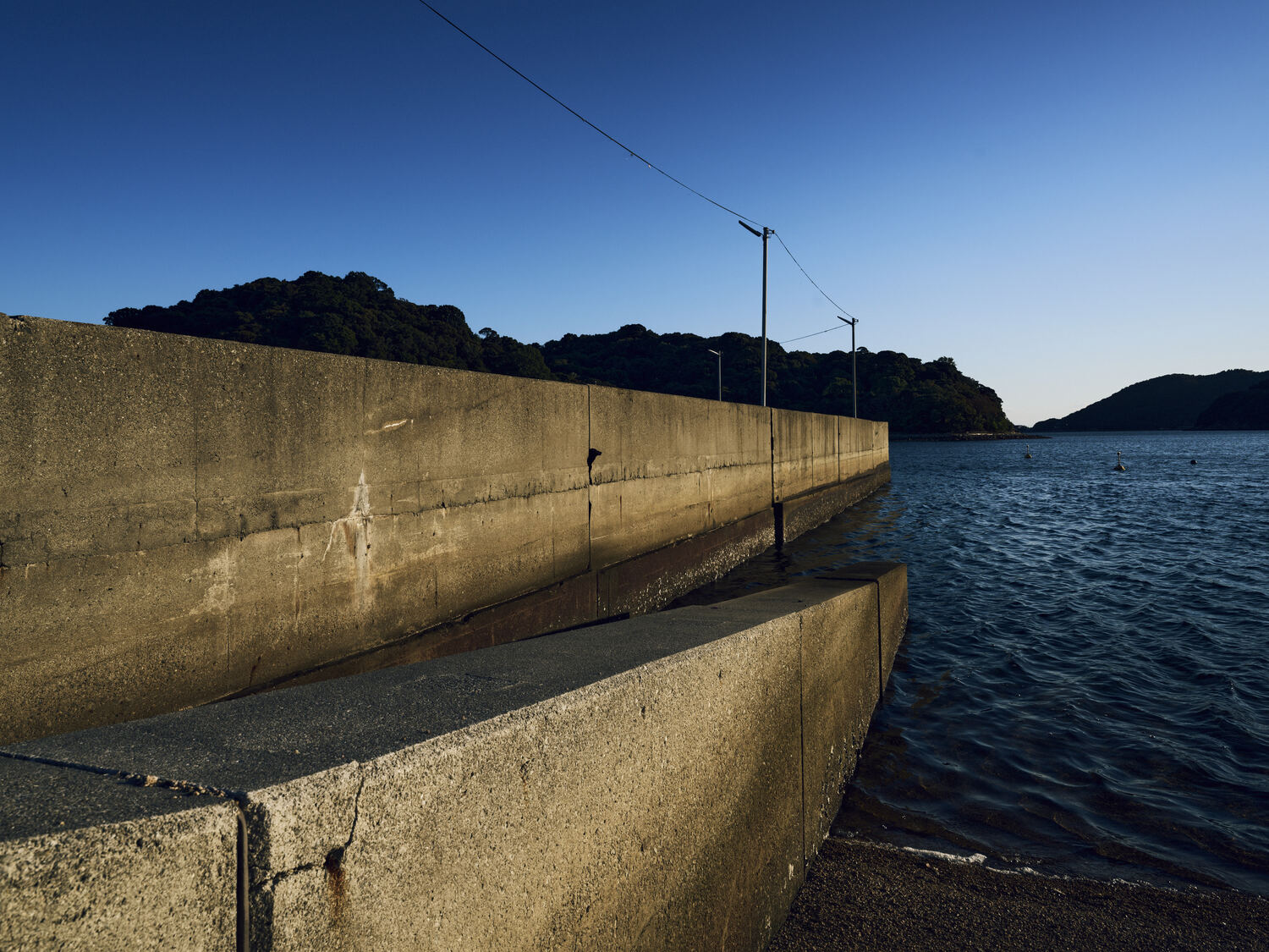 夕暮れの防波堤