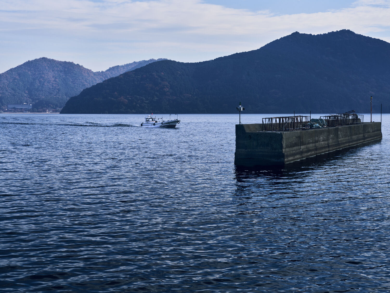 湖面をすべる漁船