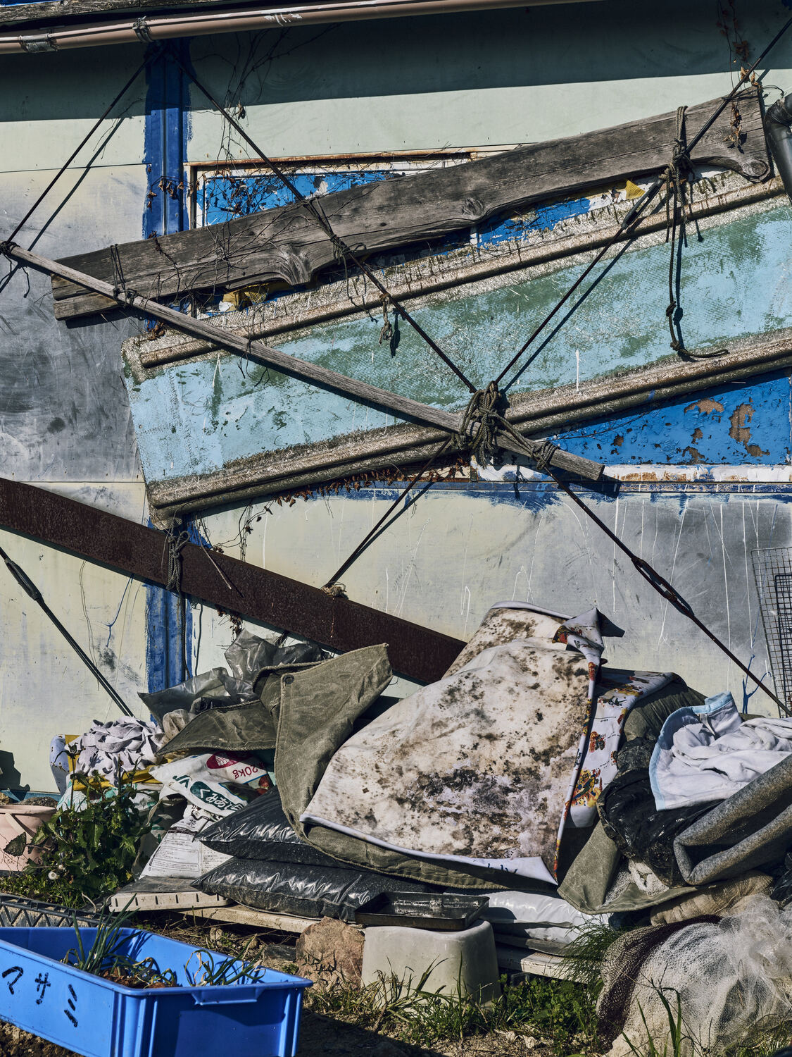 物置前の光と形