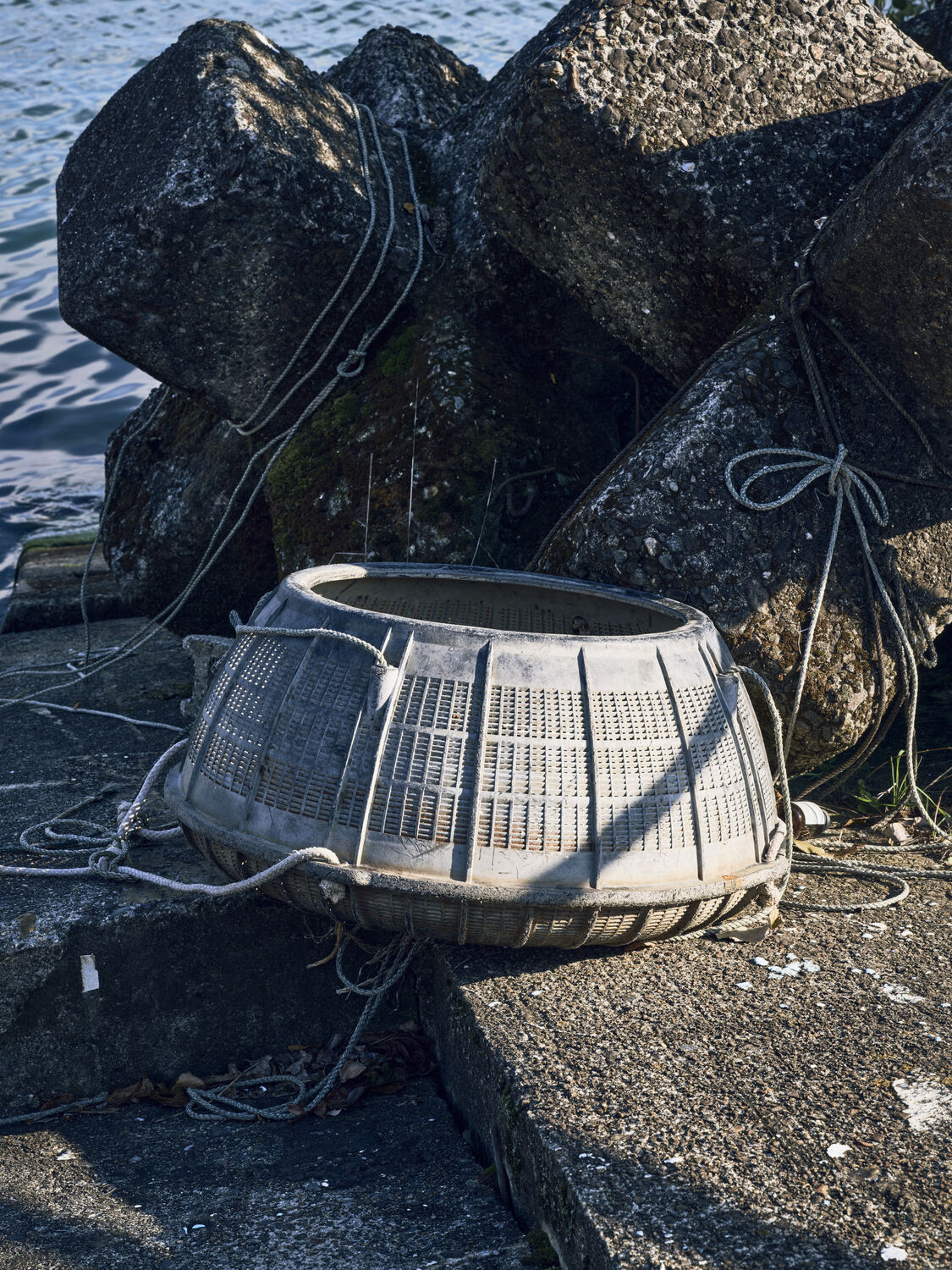 使い込まれた魚籠