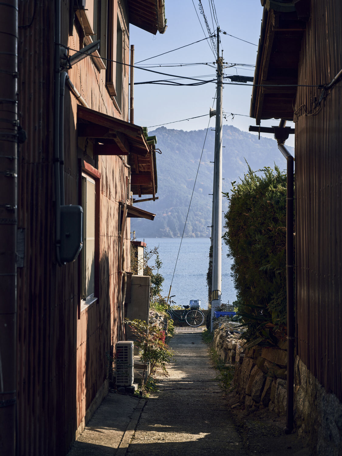 細道から望む湖