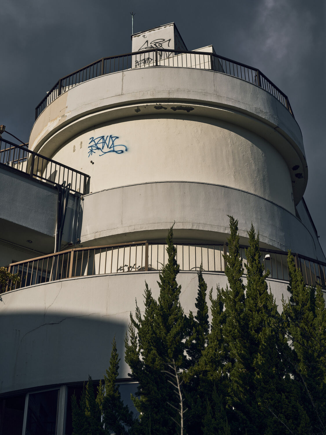 海風に晒される円環の遺構