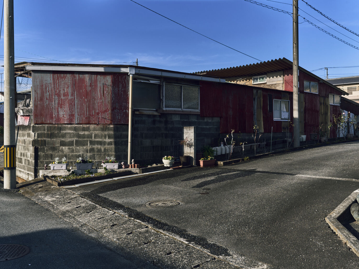 道路沿いの赤い船