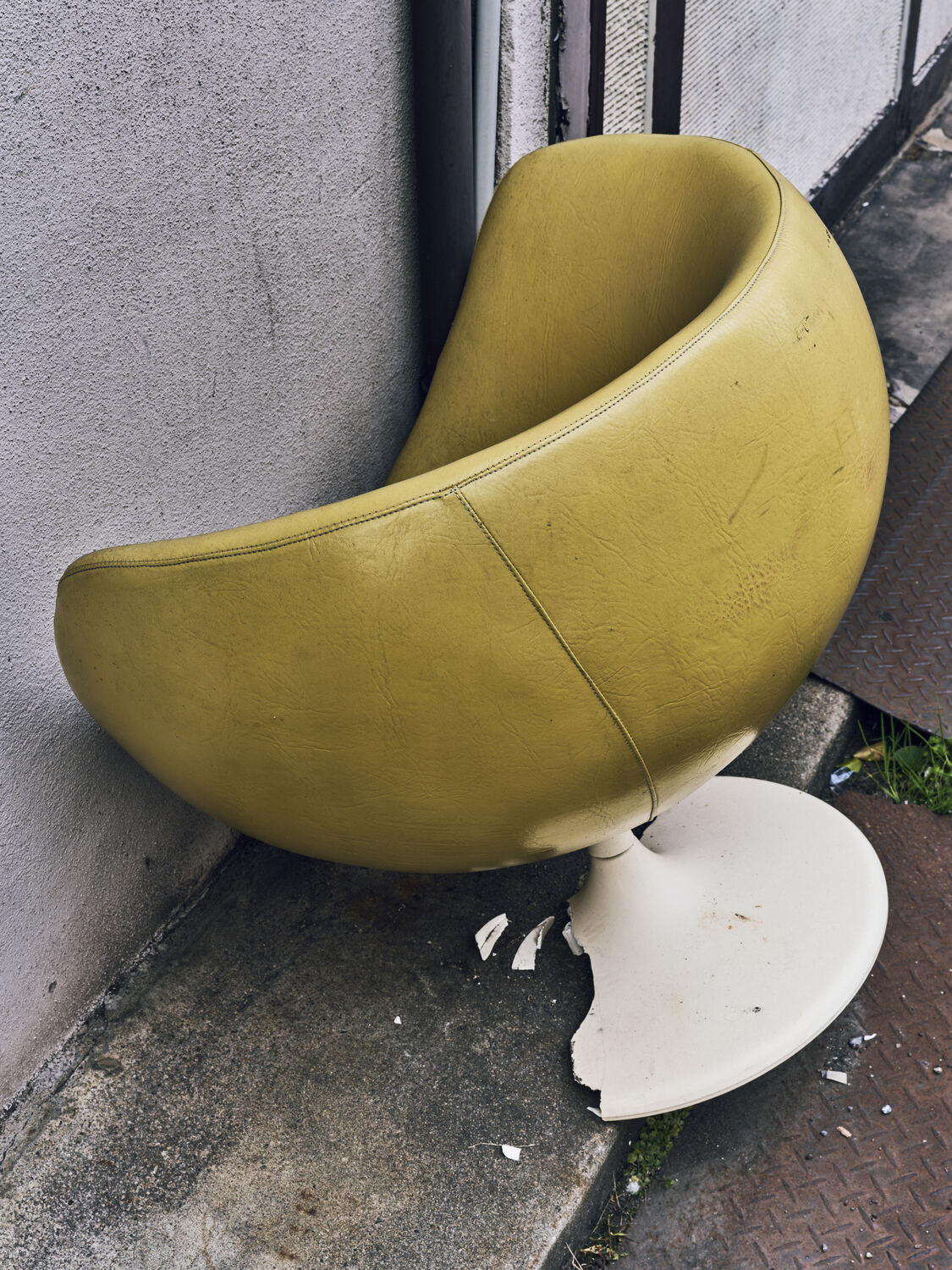 黄の椅子、終わりを待つ冬の日