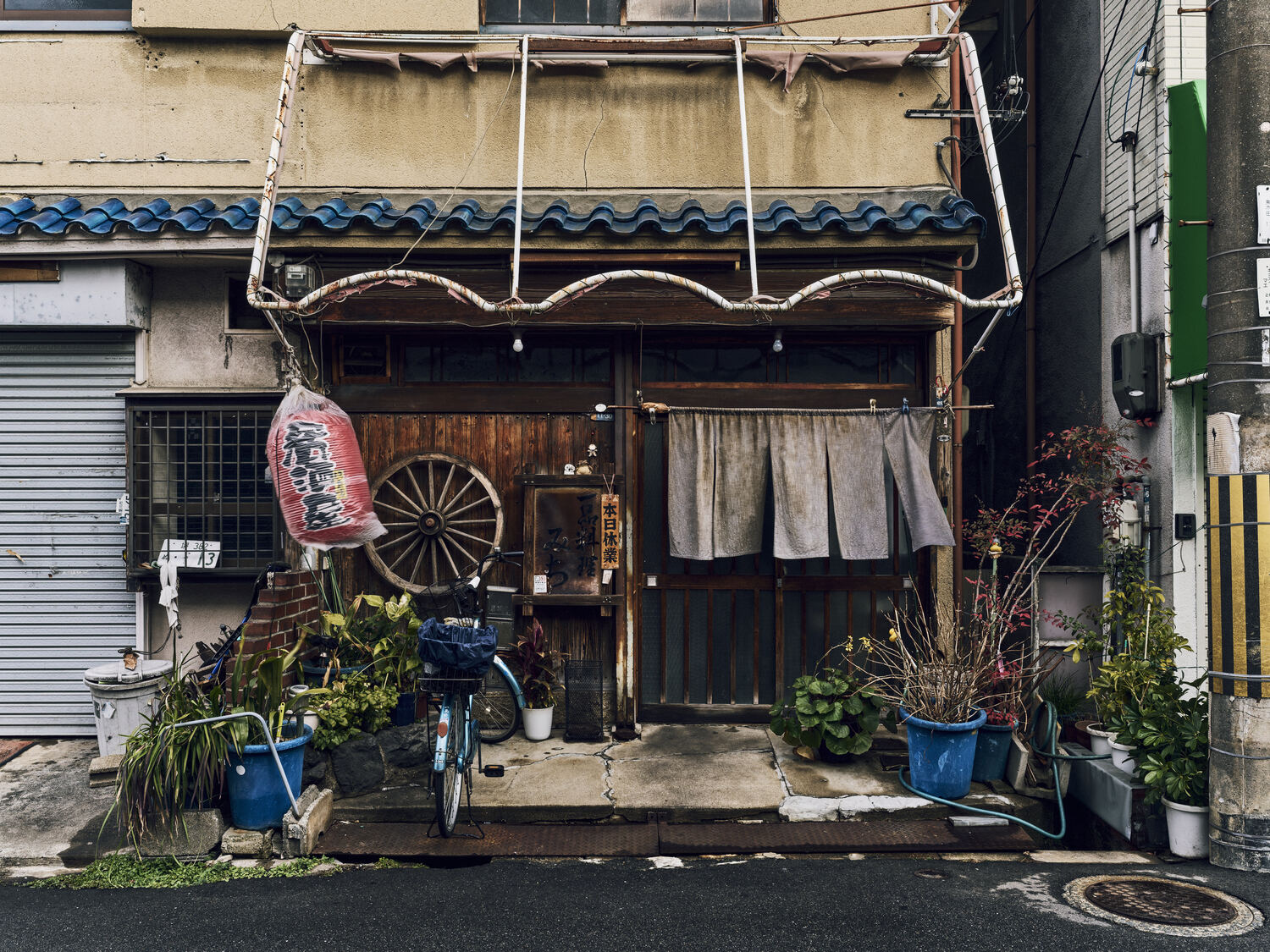 風が通り抜ける居酒屋の軒先