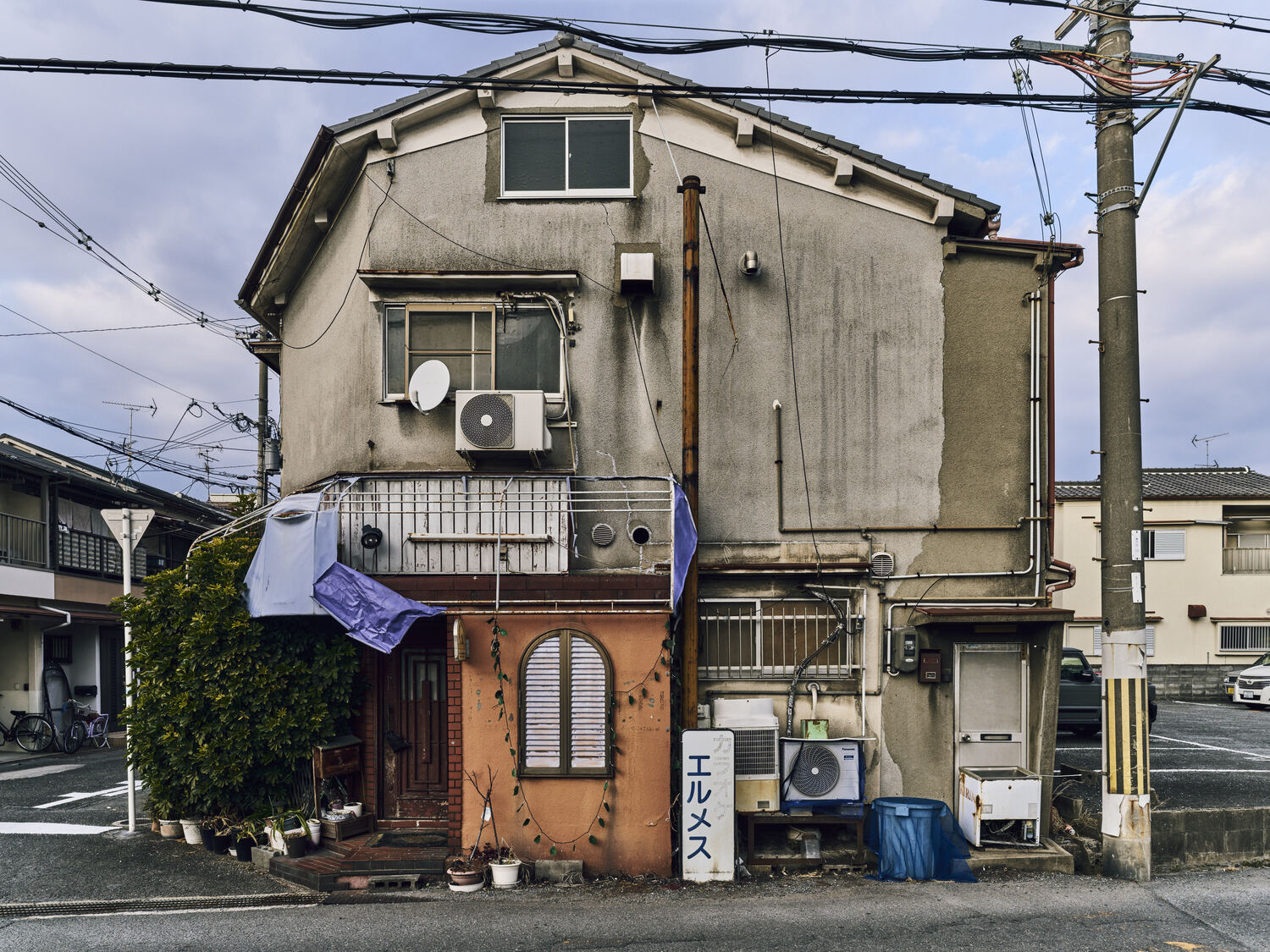 歌声が途切れた夜の家