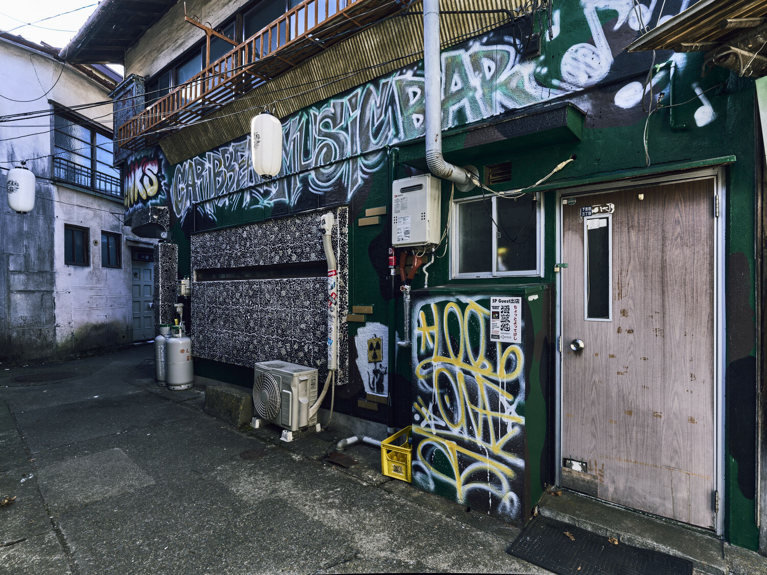 路地で出会った緑の店舗