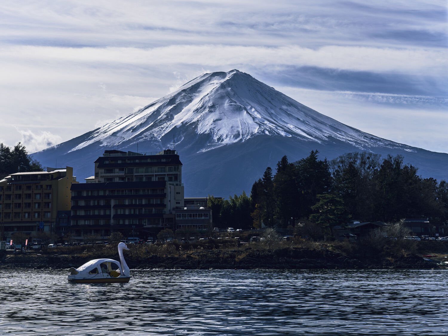 湖面から仰ぐ富士