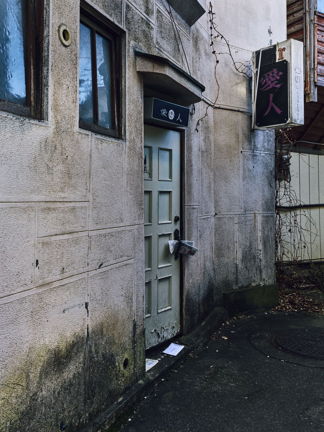 モスグリーンの扉が誘う、知られざる夜の入口