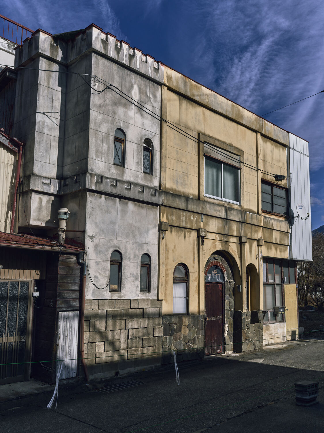 解体を待つ夜の城