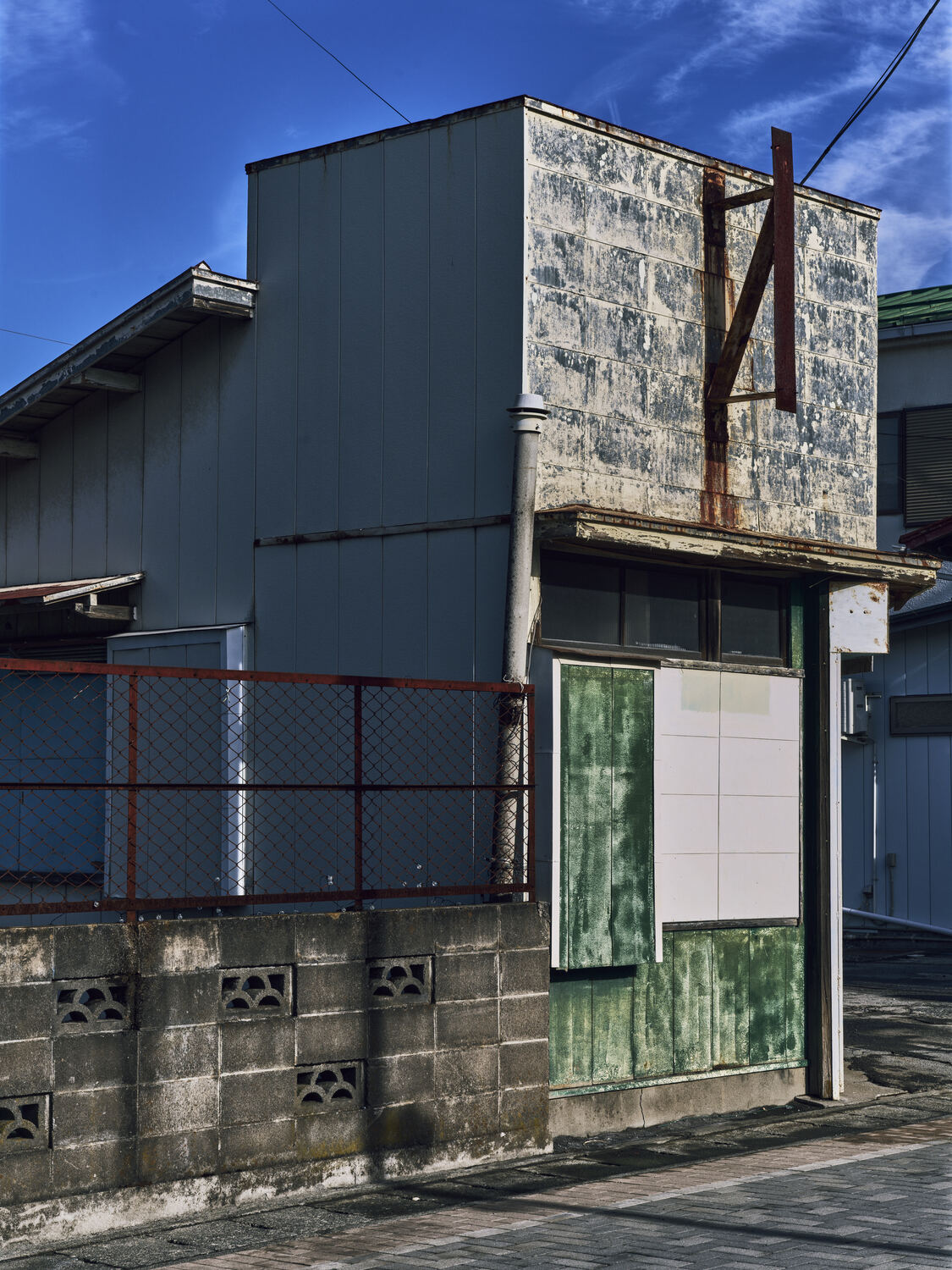 看板の骨組みを持つ緑の雑貨店